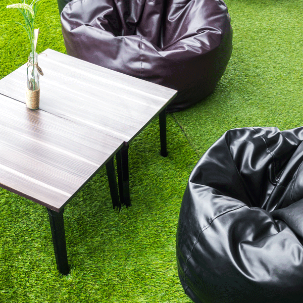 tables-chairs-artificial-turf